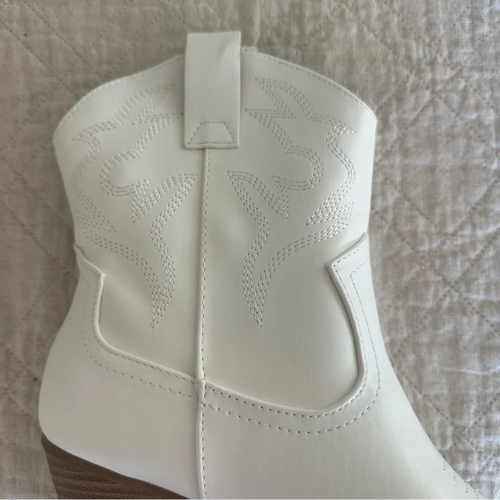 White Soda Blazing Western Ankle Boots with Pointed Toe and Stacked Heel Size 8 - Picture 5 of 7
